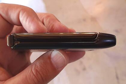 Así se ve el teléfono cuando está cerrado; por la disposición interna de la pantalla no está obligado a dejar una luz entre las tapas