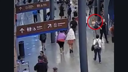 Así se ve en la estación Constitución a Maricel González, que es buscada por su familia