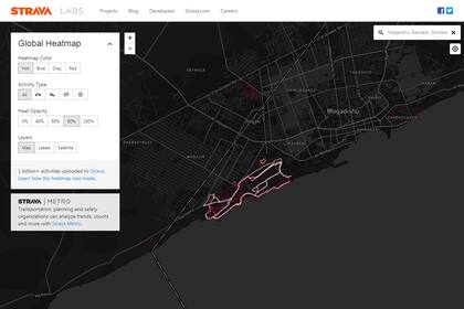 Así se ve la actividad física de los usuarios Strava en el aeropuerto de Mogadiscio, en una visualización que refleja las rutinas de running y bicicleta que podrían atribuirse a militares estadounidenses