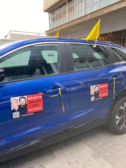 Así se ve la camioneta de Itzik Horn, con imágenes de sus hijos