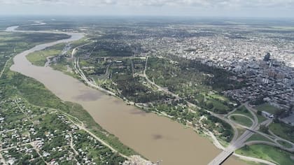 Así se ve la ciudad desde el aire, cruzada por el río Dulce