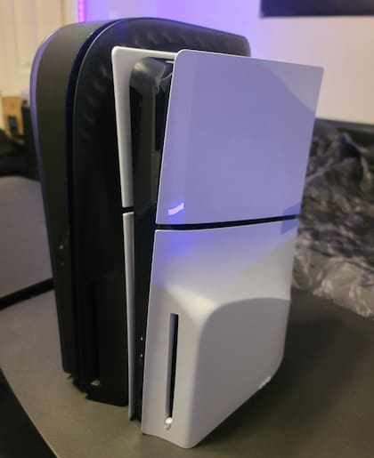 Así se ve la PlayStation 5 rediseñada, que sale a la venta este mes y será el único modelo disponible a futuro, junto al modelo original de 2020