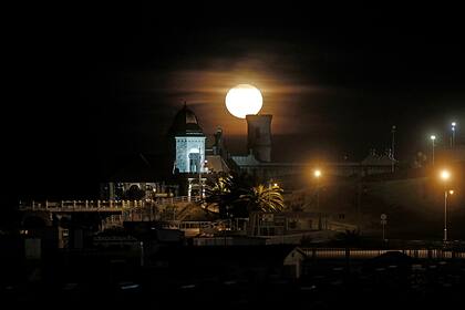 Así se ve la última superluna del 2020 sobre el Torreón del Monje, en Mar del Plata