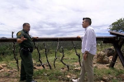 Así se ve la zona con púas y alambres. El suelo está lleno de sensores