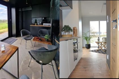 Así se ve por dentro la minicasa de contenedores ampliables de Amazon