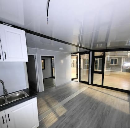 Así se ve por dentro la sala de estar de la casa prefabricada de Hashmi Homes (Amazon/Hashmi Homes)