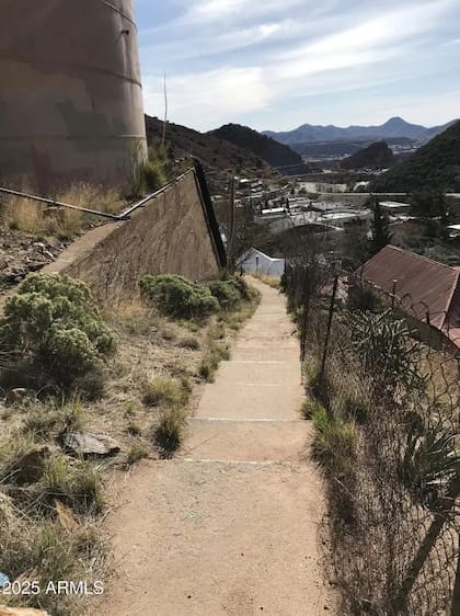 Así se ve un tramo de las escaleras construidas en esta propiedad a la venta, así como el paisaje montañoso al fondo (Realtor/ARMLS)