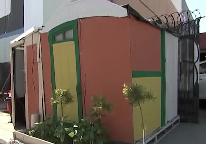 Así se ve una de las casas de madera fabricadas por el hombre de Los Angeles