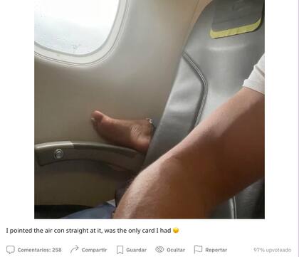 Así se veía el asiento de avión con un pie descalzo encima
