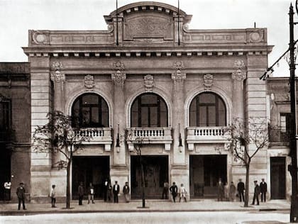 Así se veía el cine Presidente Roca, 1, una fachada que luego cambió notablemente