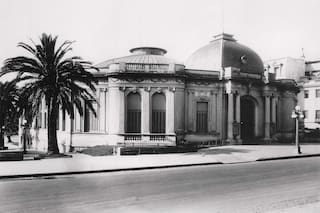 Los gobiernos se echan la culpa por la caída de un emblema porteño y los libertarios buscan dárselo a un privado