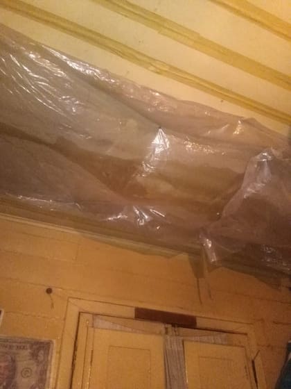 Así se veía el techo del conventillo donde vivieron 12 años: se filtraba agua cada vez que llovía