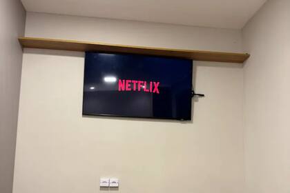 Así se veía el televisor robado en la propiedad de Brasil