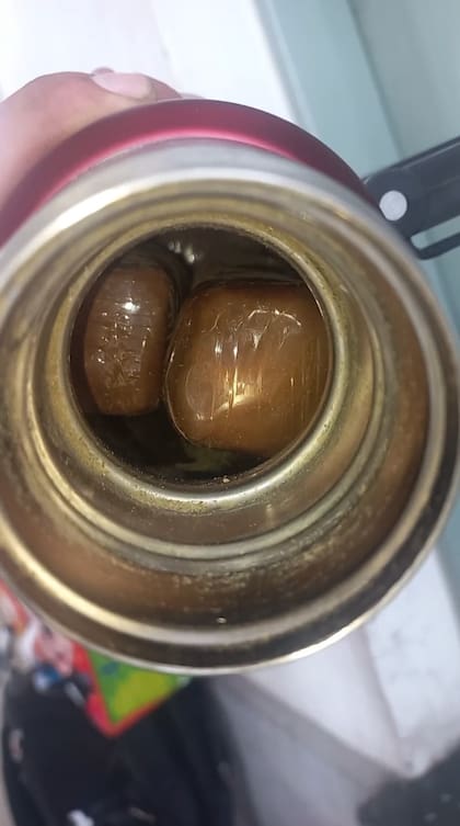 Así se veía el termo al ser abierto por los gendarmes, asomaban paquetes con droga.