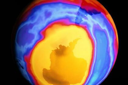 Así se veía la capa de ozono sobre la Antártida en el año 2000.