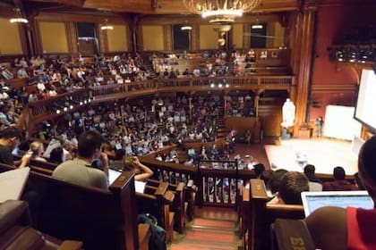 Así se veía una de las clases de CS50, en el Teatro Sanders de Harvard, antes de que se desatara la pandemia