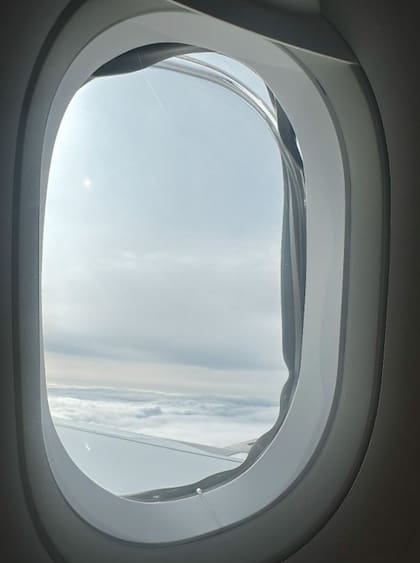Así se veía una de las ventanas del avión de Titan Airways