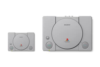 La nueva PlayStation Classic, más compacta, al lado de la original de fin de siglo