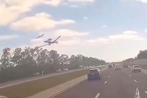 Tragedia en Estados Unidos: así se vio el aterrizaje de emergencia de un jet en una ruta de Florida