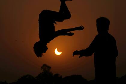 Así se vio el eclipse desde Lahore, Pakistan (AP Photo/K.M. Chaudary)
