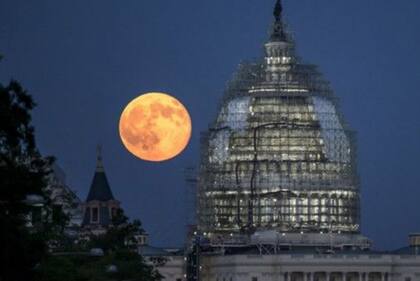 Así se vio la Luna Azul detrás del domo del Capitolio, en Washington D.C. en 2015.