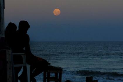 Asi se vio la superluna en la costa atlántica Argentina