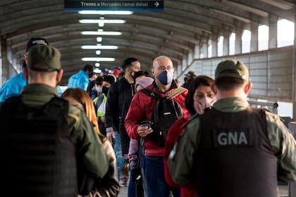 Controles a los pasajeros en la estación Morón del tren Sarmiento