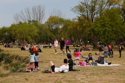 Reuniones al aire libre en la costanera de San Isidro