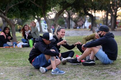 Reuniones al aire libre en un parque de Lomas de Zamora