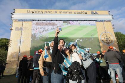 Selfie frente a la pantalla gigante de Palermo