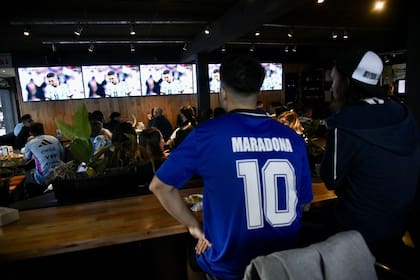 La camiseta de Maradona presente en un bar de Rosario
