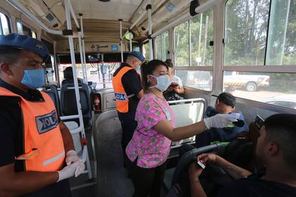 Controles de temperatura en el transporte público, en Ezeiza