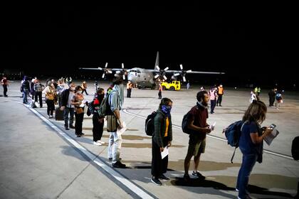 Repatriados argentinos que volaron desde Lima en un avión Hércules de la Fuerza Aérea 