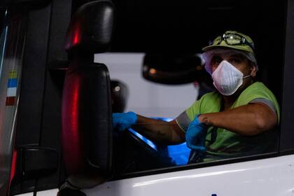 Un recolector de basura trabajando el viernes 27 de marzo, durante la cuarentena