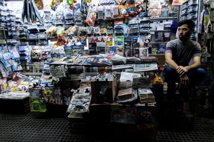 Francisco trabaja en un puesto de diarios sobre la avenida Corrientes, en Palermo