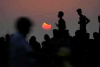 Así se vivió el eclipse parcial en la India (AP Photo/Rajanish Kakade)