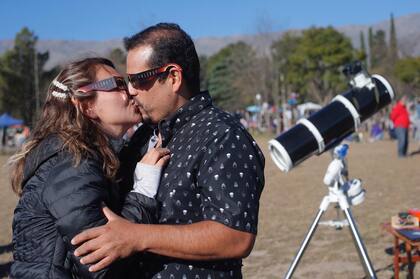Una pareja de mexicanos vino a festejar su aniversario y ver el eclipse en La Población 