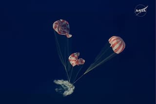 Las imágenes del reingreso del Artemis II de la NASA en el Pacífico