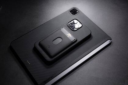 Así son las fundas de kevlar de la firma japonesa Pitaka: ultrarresistentes y muy delgadas, aunque sin proteger el frente del teléfono