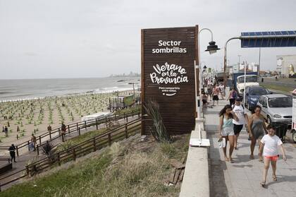 Cientos de sombrillas y reposeras que se pueden utilizar de manera gratuita