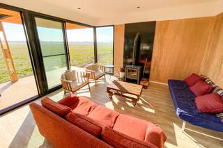 Trabajaban para el Estado y ahora construyen casas de lujo low cost: cómo son