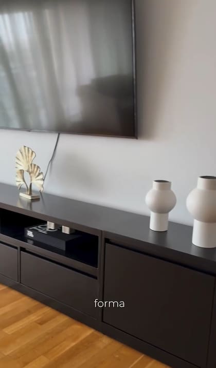 Así son los muebles del living de Valu Cervantes
