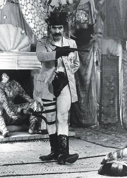 Así soy. Tinguely, en una performance