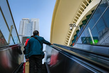 Así supe que en China podían rastrear a una persona, o a un grupo de individuos, identificarlos y seguirlos. La evocación de ese texto, además de la abundancia de cámaras por todos lados, fue estimulando este ensayo fotográfico.