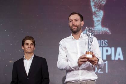 Así terminó el año deportivo de Polito Pieres: con su Olimpia de Plata; lo mira su compañero Camilo Castagnola, también ternado y subido a 10 goles de handicap.