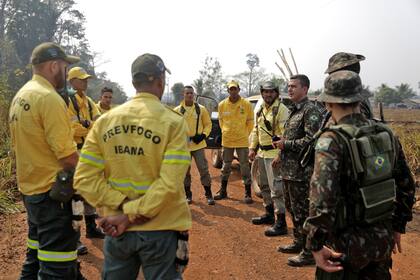 Bomberos brasileños reciben instrucciones antes de salir a luchar contra los incendios