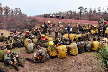 Miles de bomberos, militares y voluntarios que combaten los incendios en la región de la Amazonia toman un descanso en el Parque Nacional Otuquis