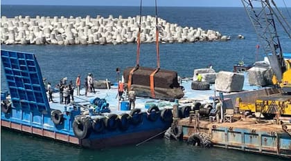 Así trabajaron los especialistas para rescatar las partes del acceso monumental del Faro (Foto: Gentileza GEDEON Programmes / CEAlex)