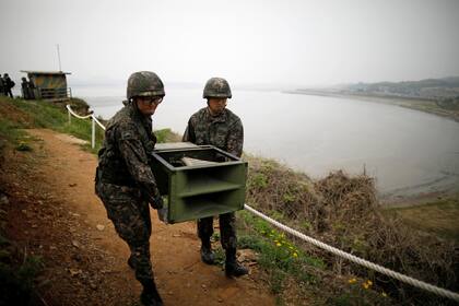 Así transportan a los parlantes en la zona desmilitarizada de Paju, del lado de Corea del Sur