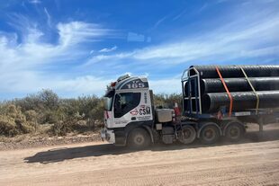 Así transportan los caños del gasoducto Néstor Kirchner, en La Pampa.